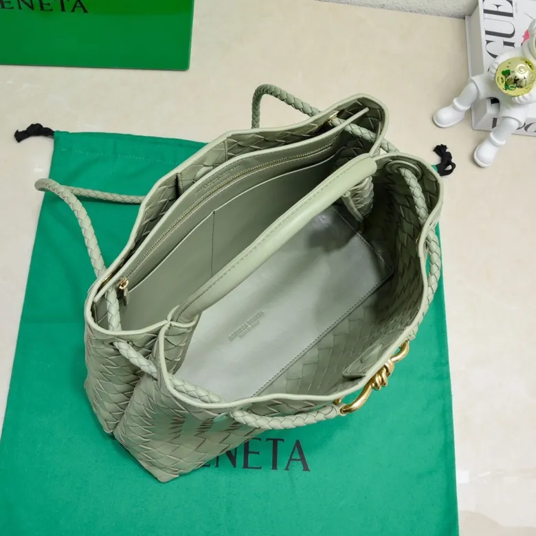 The 2023 new Andiamo batch of 2260 BV has been shipped‼ ️Really popular🔥The new Andiamo woven handbag launched by Bottega Veneta this season is really popular all over the world! ! Celebrities at home and abroad have worn it, and Oscar-winning actress Michelle Yeoh has taken it out on the street. Song Jia, Trai Yara, Yu Feihong, Sanji Ayaka, Rosie Hunting-Whiteley, Yoshioka Riho, etc. have all picked up this bag. It is classic and versatile, showing off its temperament, and the bag capacity is also large, which is very convenient for daily commuting! ! A variety of carrying methods, the shoulder straps can be adjusted by yourself, the original lambskin feels soft and delicate, and the unisex style breaks gender boundaries and brings a more practical and longer-lasting use experience. Andiamo, which has both elegant and casual styles, perfectly interprets the true appearance of "fashionable old money style". Style number: 8463 Size: 32*24*12